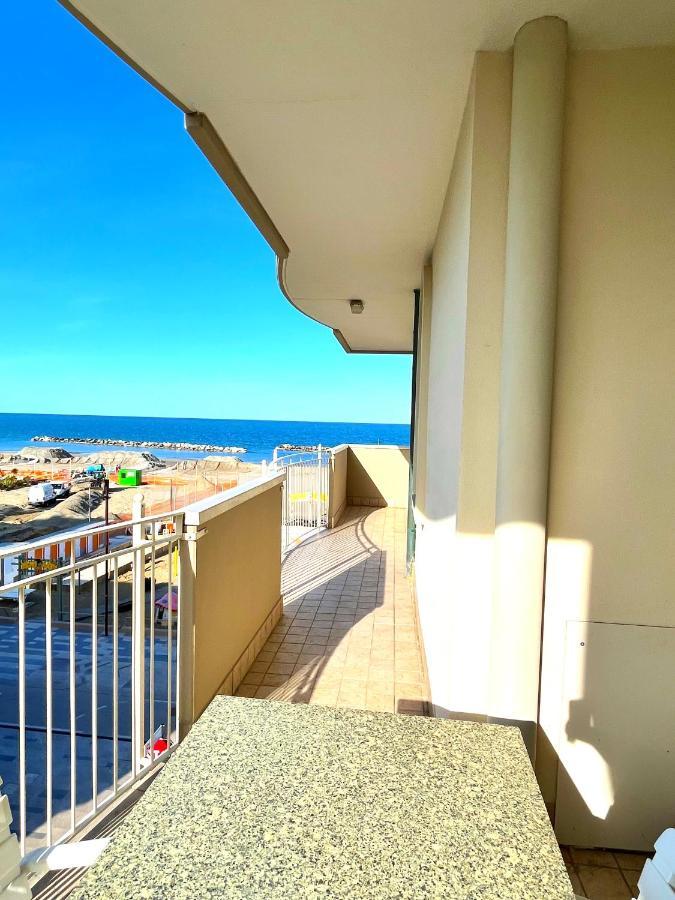 Residence Frontemare Rimini Buitenkant foto