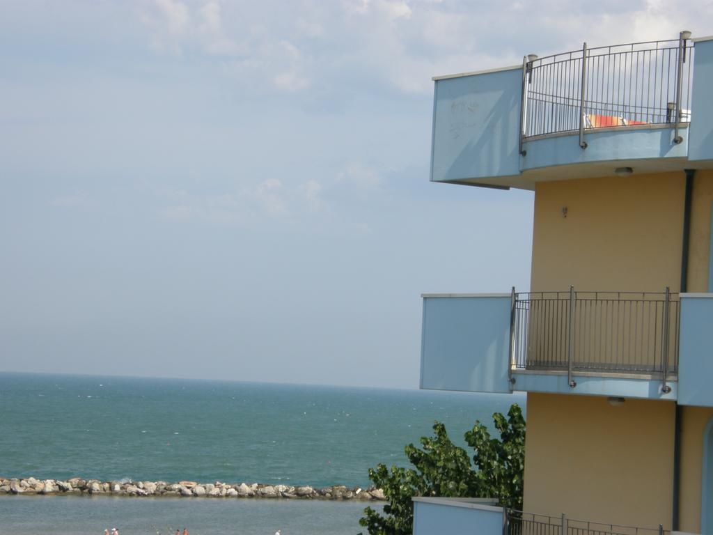 Residence Frontemare Rimini Buitenkant foto